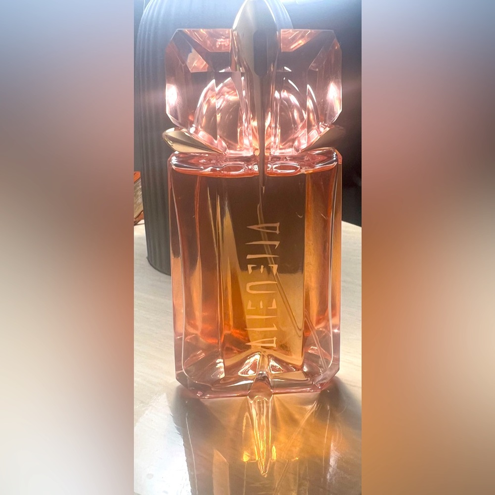 Alien perfume